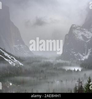 Winter Nebel im Tal unten Bridal Veil Falls im Yosemite Stockfoto