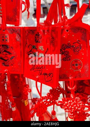 Red Buddhisten beten und hängenden traditionellen, die Karten an der Dongyue Tempel in Peking, China. 12. Februar 2019
