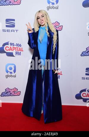 Ava Max während der Datenträger ausführen an Tag einer der Hauptstadt Jingle Bell Ball mit Sitz in der Londoner O2 Arena. Stockfoto