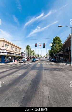 Die Kreuzung an der California Ave SW UND SW Alaska Straße in West Seattle, Washington. Easy Street Records ist auf der linken Seite des Bildes. Stockfoto