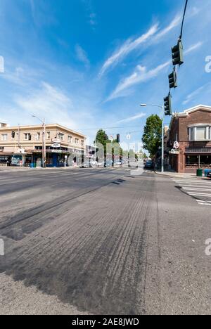 Die Kreuzung an der California Ave SW UND SW Alaska Straße in West Seattle, Washington. Easy Street Records ist auf der linken Seite des Bildes. Stockfoto