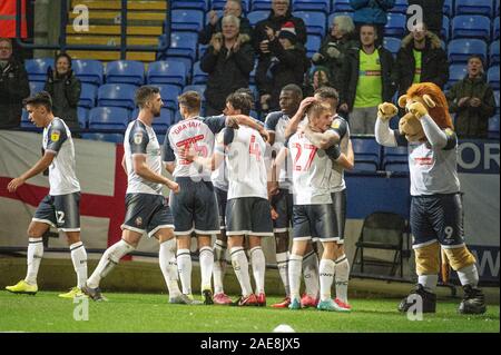 Bolton Stadium, Bolton, Großbritannien. 7 Dez, 2019. Bolton Wanderers" Spieler feiern ihre equalizer während der Sky Bet Liga 1 Übereinstimmung zwischen den Bolton Wanderers und AFC Wimbledon an der Universität Bolton Stadium, Bolton am Samstag, den 7. Dezember 2019. (Credit: Ian Charles | MI Nachrichten) das Fotografieren dürfen nur für Zeitung und/oder Zeitschrift redaktionelle Zwecke verwendet werden, eine Lizenz für die gewerbliche Nutzung Kreditkarte erforderlich: MI Nachrichten & Sport/Alamy leben Nachrichten Stockfoto