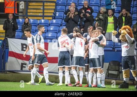 Bolton Stadium, Bolton, Großbritannien. 7 Dez, 2019. Bolton Wanderers" Spieler feiern ihre equalizer während der Sky Bet Liga 1 Übereinstimmung zwischen den Bolton Wanderers und AFC Wimbledon an der Universität Bolton Stadium, Bolton am Samstag, den 7. Dezember 2019. (Credit: Ian Charles | MI Nachrichten) das Fotografieren dürfen nur für Zeitung und/oder Zeitschrift redaktionelle Zwecke verwendet werden, eine Lizenz für die gewerbliche Nutzung Kreditkarte erforderlich: MI Nachrichten & Sport/Alamy leben Nachrichten Stockfoto