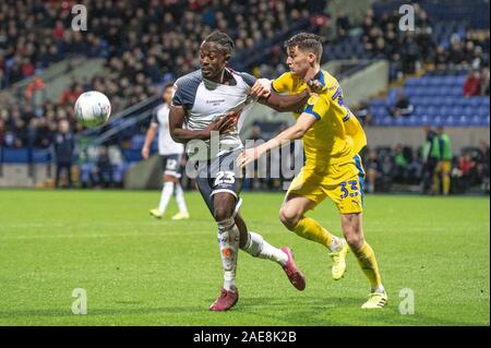 Bolton Stadium, Bolton, Großbritannien. 7 Dez, 2019. Bolton Wanderers' Joe Dodoo Verwicklung mit Wimbledon Callum Reilly während der Sky Bet Liga 1 Übereinstimmung zwischen den Bolton Wanderers und AFC Wimbledon an der Universität Bolton Stadium, Bolton am Samstag, den 7. Dezember 2019. (Credit: Ian Charles | MI Nachrichten) das Fotografieren dürfen nur für Zeitung und/oder Zeitschrift redaktionelle Zwecke verwendet werden, eine Lizenz für die gewerbliche Nutzung Kreditkarte erforderlich: MI Nachrichten & Sport/Alamy leben Nachrichten Stockfoto