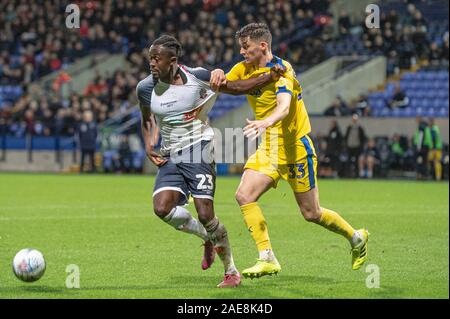 Bolton Stadium, Bolton, Großbritannien. 7 Dez, 2019. Bolton Wanderers' Joe Dodoo Verwicklung mit Wimbledon Callum Reilly während der Sky Bet Liga 1 Übereinstimmung zwischen den Bolton Wanderers und AFC Wimbledon an der Universität Bolton Stadium, Bolton am Samstag, den 7. Dezember 2019. (Credit: Ian Charles | MI Nachrichten) das Fotografieren dürfen nur für Zeitung und/oder Zeitschrift redaktionelle Zwecke verwendet werden, eine Lizenz für die gewerbliche Nutzung Kreditkarte erforderlich: MI Nachrichten & Sport/Alamy leben Nachrichten Stockfoto