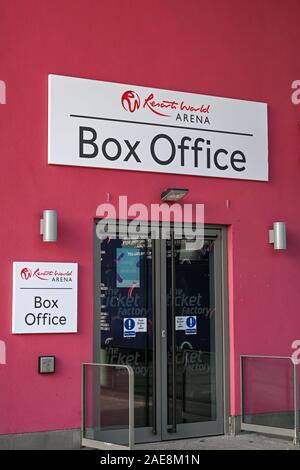 BIRMINGHAM, ENGLAND - Dezember 2019: Schild über dem Eingang an der Kasse des Resorts World Arena im NEC in Birmingham. Stockfoto