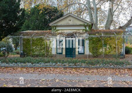 Frontale Ansicht auf dem Sommerhaus von Marcus Johann Nebbien (sog. Nebbiensches Gartenhaus). In Frankfurt am Main. Klassizistische Architektur. Stockfoto