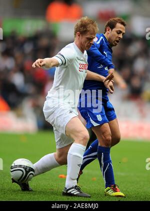 6. Februar 2011 - NPower Meisterschaft Fußball - Swansea Vs Cardiff - Alan Tate und Michael Chopra. Fotograf: Paul Roberts/OneUpTop/Alamy. Stockfoto