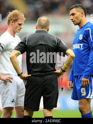 6. Februar 2011 - NPower Meisterschaft Fußball - Swansea Vs Cardiff - Jay Bothroyd und Alan Tate sind vom Schiedsrichter gewarnt. Fotograf: Paul Roberts/OneUpTop/Alamy. Stockfoto