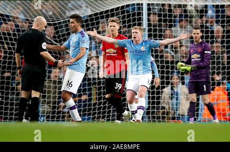 Von Manchester City Kevin De Bruyne (rechts) und Rodrigo (Mitte) ruft zu einer Strafe in der Premier League Match an der Etihad Stadium, Manchester zu gleichreferent Anthony Taylor (links). Stockfoto