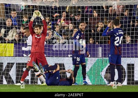 Estadi Ciutat de Valencia, Valencia, Spanien. 7 Dez, 2019. Estadi Ciutat de Valencia, Valencia, Spanien. 7. Dezember 2019; Estadi Ciutat de Valencia, Valencia, Spanien; La Liga Fußball, Levante UD gegen Valencia CF; Roger von Levante UD reagiert mit Torwart Aitor Fernandez von Levante UD, Ruben Rochina von Levante UD und Jose Campa&#xf1;a von Levante UD nach dem Scoring ein Eigentor in Minute 46 für 2-1 Credit: Aktion plus Sport/Alamy leben Nachrichten Stockfoto