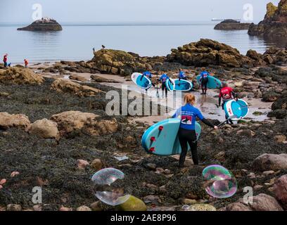 Von Küste zu Küste Surf School paddle Board Lektion, Dunbar, East Lothian, Schottland, Großbritannien Stockfoto