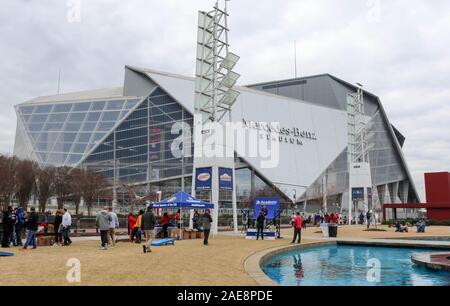 Atlanta, GA, USA. 07 Dez, 2019. Menschenmassen start außerhalb Mercedes Benz Stadion vor der SEC Championship Game zwischen den Georgia Bulldogs und die LSU Tiger in Atlanta, GA zu sammeln. Jonathan Mailhes/CSM/Alamy leben Nachrichten Stockfoto