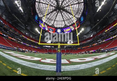 Atlanta, GA, USA. 07 Dez, 2019. Das Feld nimmt Gestalt vor der SEC Championship Aktion zwischen der Georgia Bulldogs und die LSU Tiger bei der Mercedes Benz Stadion in Atlanta, GA. Jonathan Mailhes/CSM/Alamy leben Nachrichten Stockfoto