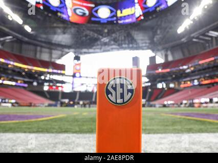 Atlanta, GA, USA. 07 Dez, 2019. Das Feld nimmt Gestalt vor der SEC Championship Aktion zwischen der Georgia Bulldogs und die LSU Tiger bei der Mercedes Benz Stadion in Atlanta, GA. Jonathan Mailhes/CSM/Alamy leben Nachrichten Stockfoto