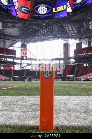 Atlanta, GA, USA. 07 Dez, 2019. Das Feld nimmt Gestalt vor der SEC Championship Aktion zwischen der Georgia Bulldogs und die LSU Tiger bei der Mercedes Benz Stadion in Atlanta, GA. Jonathan Mailhes/CSM/Alamy leben Nachrichten Stockfoto