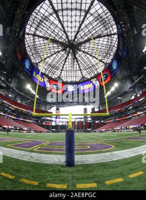 Atlanta, GA, USA. 07 Dez, 2019. Das Feld nimmt Gestalt vor der SEC Championship Aktion zwischen der Georgia Bulldogs und die LSU Tiger bei der Mercedes Benz Stadion in Atlanta, GA. Jonathan Mailhes/CSM/Alamy leben Nachrichten Stockfoto