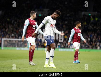 Tottenham Hotspur Stadion, London, UK. 7. Dezember 2019; Tottenham Hotspur Stadion, London, England; Fußball der englischen Premier League, Tottenham Hotspur gegen Burnley; Ryan Sessegnon von Tottenham Hotspur in einige Schmerzen nach einem Klopfen auf Ersatz - Streng redaktionelle Verwendung. Keine Verwendung mit nicht autorisierten Audio-, Video-, Daten-, Spielpläne, Verein/liga Logos oder "live" Dienstleistungen. On-line-in-Match mit 120 Bildern beschränkt, kein Video-Emulation. Keine Verwendung in Wetten, Spiele oder einzelne Verein/Liga/player Publikationen Stockfoto