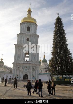 Kiew, Ukraine. 7 Dez, 2019. Ein Blick auf die wichtigsten Weihnachtsbaum und St. Sophia Kathedrale während der Vorbereitung auf die Eröffnung der "Neuen Jahr holiday Town', über St. Sophia in Kiew. Die wichtigsten Weihnachtsbaum des Landes, deren Höhe mehr als 20 Meter hoch, wird mit 800 themed Spielwaren und mehr als 3 km von bunten Girlanden dekoriert, entsprechend dem offiziellen Portal der ukrainischen Hauptstadt. Riesige Figuren der Nussknacker und Helden der animierten Serie über Kosaken wird 'bewacht' durch den Weihnachtsbaum. Die wichtigsten ukrainischen Weihnachtsbaum auf St. Sophia in Kiew ist auf Stockfoto