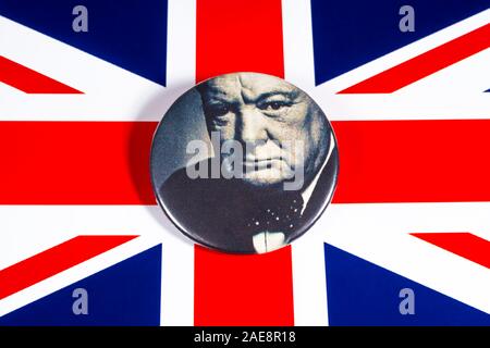 London, Großbritannien - 22 November 2019: ein Abzeichen mit einem Porträt von Sir Winston Churchill, dargestellt über die die Flagge des Vereinigten Königreichs. Stockfoto
