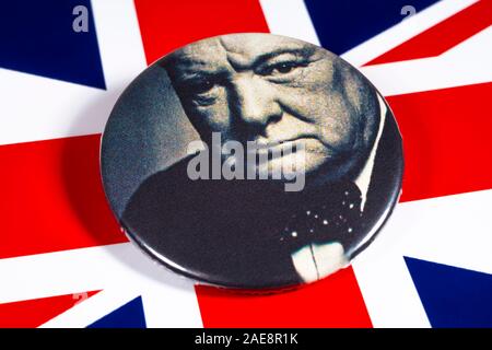 London, Großbritannien - 22 November 2019: ein Abzeichen mit einem Porträt von Sir Winston Churchill, dargestellt über die die Flagge des Vereinigten Königreichs. Stockfoto