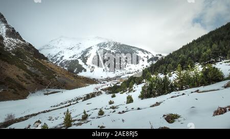 Foto bei Vall de Nuria, Spanien. Herbst im spanisch Pirineos. Stockfoto