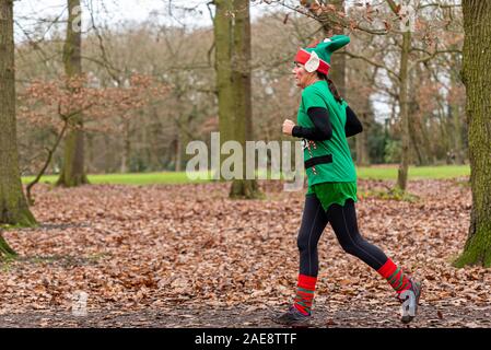 Mentale Elf Charity Run Fun Run für Süd Ost- und Essex Verstand - eine Nächstenliebe, die Förderung der psychischen Gesundheit - ein 5k laufen durch Belfairs Park Wald Stockfoto