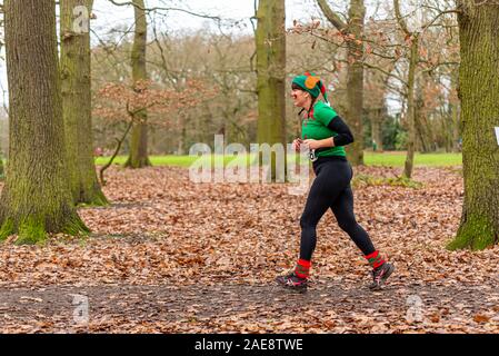 Mentale Elf Charity Run Fun Run für Süd Ost- und Essex Verstand - eine Nächstenliebe, die Förderung der psychischen Gesundheit - ein 5k laufen durch Belfairs Park Wald Stockfoto