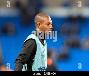 26. November 2019, das Etihad Stadium, Manchester, England; UEFA Champions League, Manchester City v FC Shakhtar Donetsk: fernandinho (25) von Manchester City wärmt für das Spiel Quelle: Conor Molloy/News Bilder Stockfoto