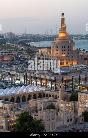 Fanar Moschee mit Skyline von DOha Stockfoto