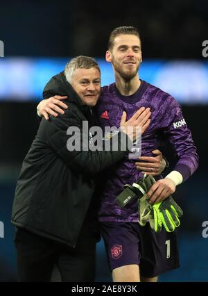 Manchester United manager Ole Gunnar Solskjær (links) und Torwart David de Gea reagieren nach dem Finale in der Premier League Match an der Etihad Stadium, Manchester Pfeifen. Stockfoto