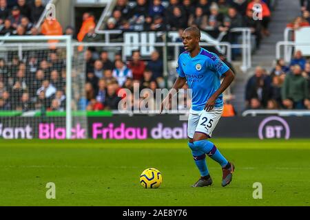 30. November 2019, St. James's Park, Newcastle, England; Premier League Newcastle United v Manchester City: fernandinho (25) von Manchester City während des Spiels Credit: Craig Milner/News Bilder Stockfoto