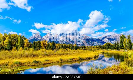 Die Spitzen der Grand Tetons hinter der Wicklung Snake River gesehen von der Snake River blicken auf Landstraße 191 im Grand Teton National Park, WY USA Stockfoto