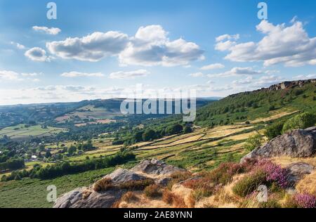 Froggatt Curbar Edge und Edge in The Derbyshire Peak District, UK. Sommer Moor mit Heidekraut Stockfoto