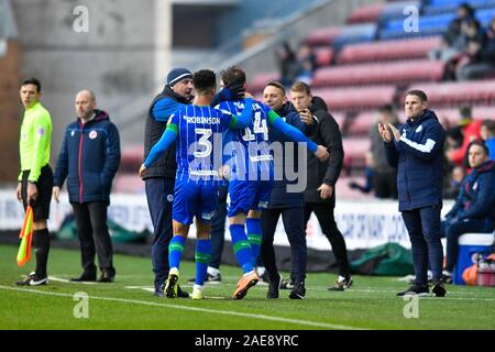 30. November 2019, DW Stadium, Wigan, England; Sky Bet Meisterschaft, Wigan Athletic v Lesen: Joe Garner (14) von Wigan Athletic feiert sein Ziel mit dem Management Team es 1-0: Simon Whitehead/News Bilder zu machen Stockfoto