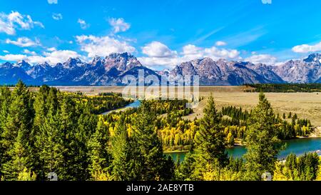 Die Spitzen der Grand Tetons hinter der Wicklung Snake River gesehen von der Snake River blicken auf Landstraße 191 im Grand Teton National Park, WY USA Stockfoto