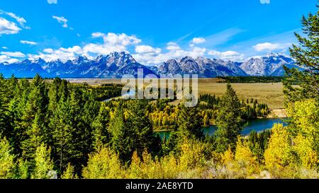 Die Spitzen der Grand Tetons hinter der Wicklung Snake River gesehen von der Snake River blicken auf Landstraße 191 im Grand Teton National Park, WY USA Stockfoto