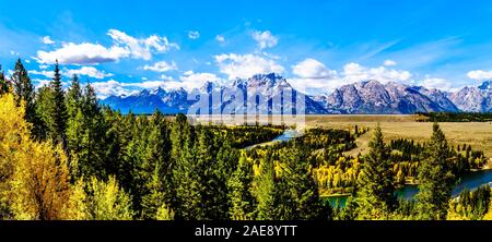 Die Spitzen der Grand Tetons hinter der Wicklung Snake River gesehen von der Snake River blicken auf Landstraße 191 im Grand Teton National Park, WY USA Stockfoto