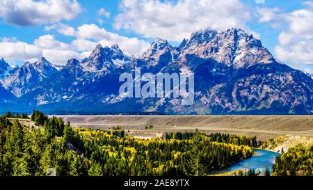 Die Spitzen der Grand Tetons hinter der Wicklung Snake River gesehen von der Snake River blicken auf Landstraße 191 im Grand Teton National Park, WY USA Stockfoto