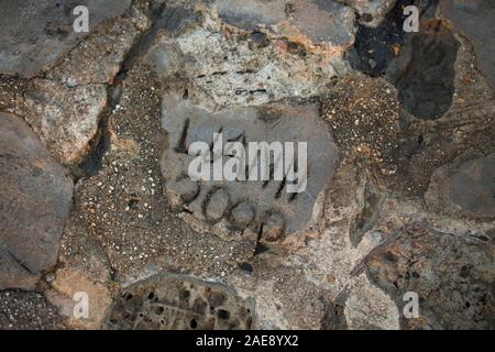 Namen, die in Zement auf dem der Cobb in Lyme Regis Hafen geätzt wurden. Lyme Regis ist auf der Heritage Coast oder Jurassic Coast gelegen, und die Stockfoto