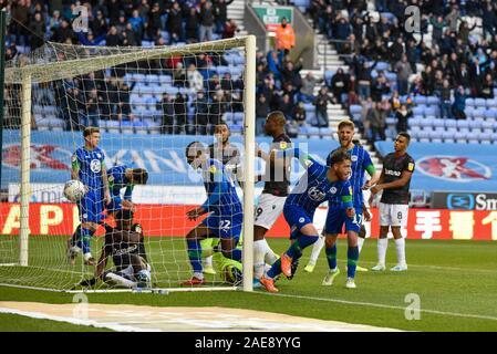 30. November 2019, DW Stadium, Wigan, England; Sky Bet Meisterschaft, Wigan Athletic v Lesen: Joe Garner (14) von Wigan Athletic ein Tor zu machen, 1-0: Simon Whitehead/News Bilder Stockfoto