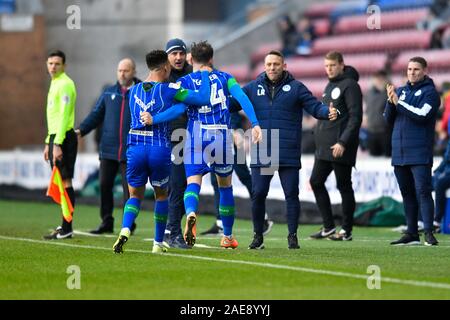 30. November 2019, DW Stadium, Wigan, England; Sky Bet Meisterschaft, Wigan Athletic v Lesen: Joe Garner (14) von Wigan Athletic feiert sein Ziel mit dem Management Team es 1-0: Simon Whitehead/News Bilder zu machen Stockfoto