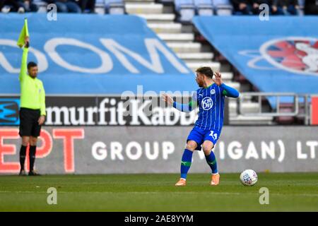 30. November 2019, DW Stadium, Wigan, England; Sky Bet Meisterschaft, Wigan Athletic v Lesen: Joe Garner (14) von Wigan Athletic ist gefangen im Abseits: Simon Whitehead/News Bilder Stockfoto