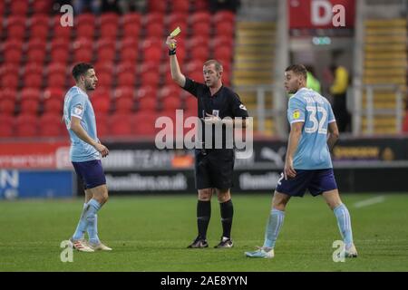 16. November 2019, New York Stadium, Bramley, England; Sky Bet Liga 1, Rotherham United v Accrington Stanley: Schiedsrichter Darren Handley gibt Seamus Conneely (28) Accrington Stanley eine gelbe Karte Kredit: Mark Cosgrove/News Bilder Stockfoto