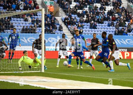 30. November 2019, DW Stadium, Wigan, England; Sky Bet Meisterschaft, Wigan Athletic v Lesen: Joe Garner (14) von Wigan Athletic ein Tor zu machen, 1-0: Simon Whitehead/News Bilder Stockfoto