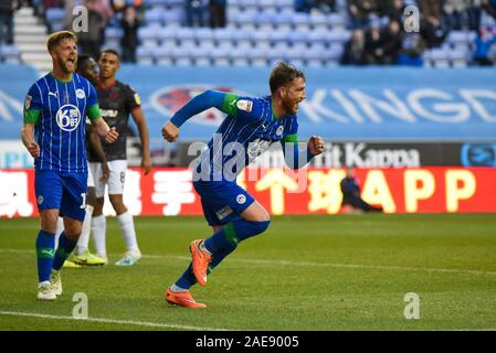 30. November 2019, DW Stadium, Wigan, England; Sky Bet Meisterschaft, Wigan Athletic v Lesen: Joe Garner (14) von Wigan Athletic feiert sein Ziel es 1-0: Simon Whitehead/News Bilder zu machen Stockfoto