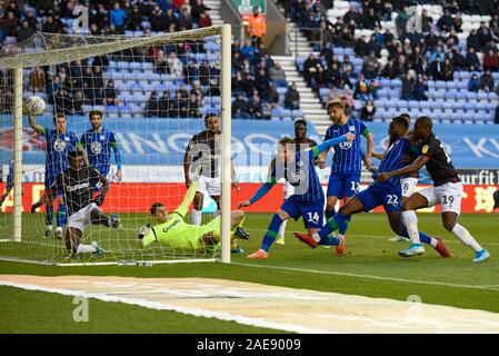 30. November 2019, DW Stadium, Wigan, England; Sky Bet Meisterschaft, Wigan Athletic v Lesen: Joe Garner (14) von Wigan Athletic ein Tor zu machen, 1-0: Simon Whitehead/News Bilder Stockfoto