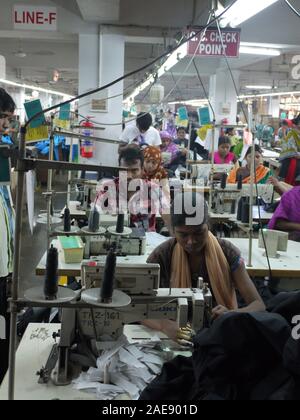 Arbeiter der Textilindustrie in Bangladesch in einer Fabrik in Dhaka Stockfoto