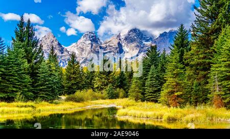 Die Spitzen der Grand Tetons hinter der Wicklung Snake River gesehen von der Snake River blicken auf Landstraße 191 im Grand Teton National Park, WY USA Stockfoto