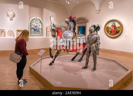 Besucher vor 16. Jahrhundert Italienische Rüstung für Mensch und Pferd, wahrscheinlich Mailand, c 1565 Stockfoto